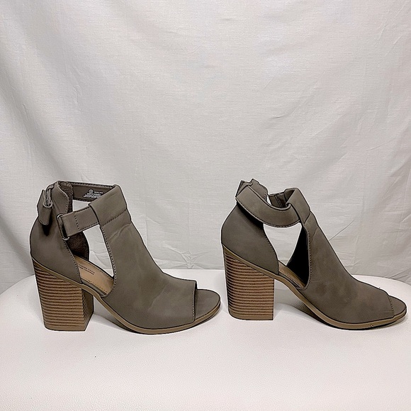 Camel or tan colour bootees with open toe - Picture 6 of 9